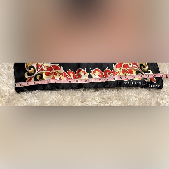 Vecceli Scarf Approximately 21x22 Inches EUC - Picture 3 of 5